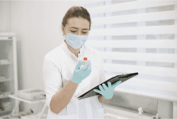 врач готовит препарат Аквилонг для кодирования от алкоголизма