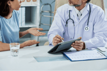 женщина на приеме у нарколога